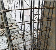 以一體式牆箍專利結構工法，可使牆筋綁紮更加確實堅固、鋼筋間距整齊一致、保護層厚度足夠，確保牆體達到防裂、防水且抗剪力更佳