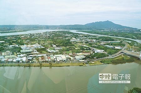 
北投垃圾焚化廠彩虹煙囪觀景旋轉餐廳，坐擁基隆河及淡水河美景、遠眺觀音山及大屯山系等景觀，並可鳥瞰關渡平原等360度全景。（黃意涵攝）
 