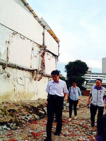 柯文哲到場「開釋」，汀洲路都更案羅姓屋主仍堅持不搬。（翻攝自童仲彥Facebook粉絲頁）