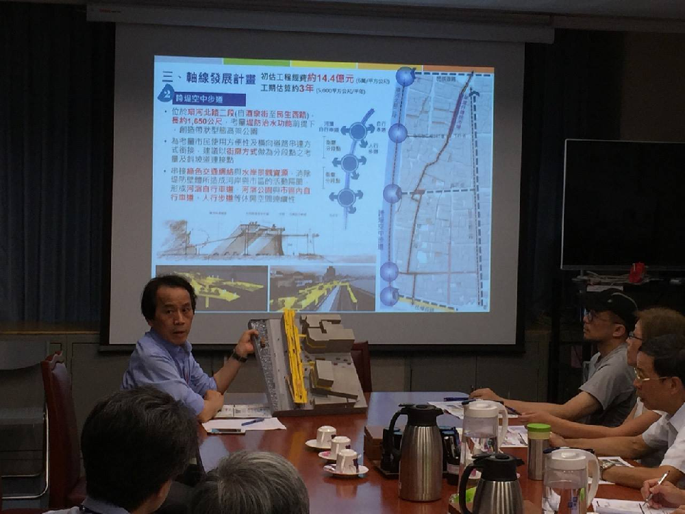 「迪化街二段」沿街有許多老屋,林欽榮建議,修繕過後可作為中繼住宅使用。(翻攝自林欽榮臉書)