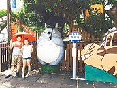 「龍貓等公車」　送給老婆意外爆紅