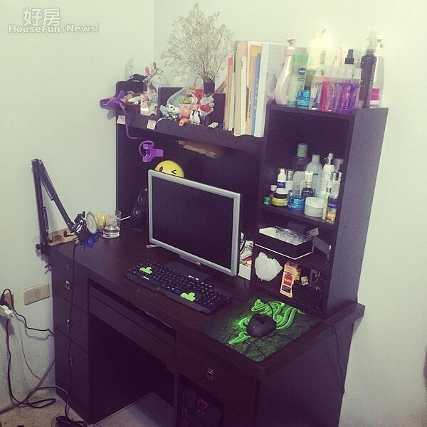 4.仔細看會發現Rita包括電腦鍵盤、滑鼠與滑鼠墊都十分講究。