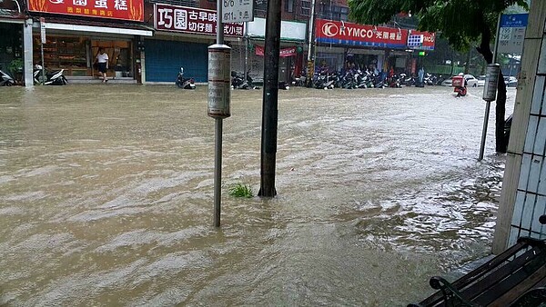 台北市文山區、信義區遭逢強烈雷陣雨襲擊，淹水高度達60公分。（網友crocus提供）