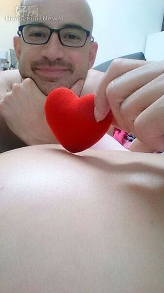 2.已經是準爸爸的吳鳳,每天回家一定貼著老婆的肚皮,聽聽女兒今天調不調皮。(取自吳鳳臉書)