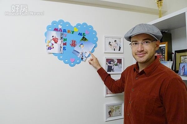 4.牆上的心型紙板,貼著吳鳳的結婚照。