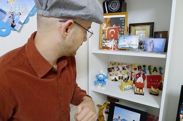 5.吳鳳開心地看著他和老婆的合照。