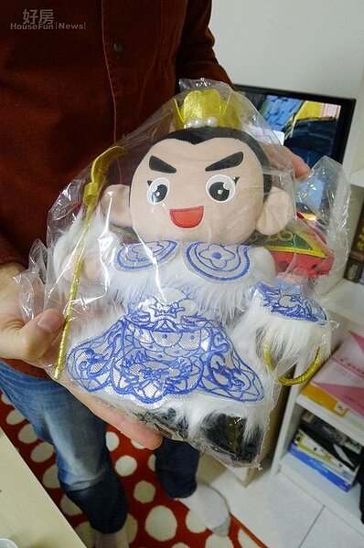 9.熱情粉絲送他的三太子玩偶公仔。