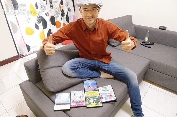 10.吳鳳喜歡看影集,也收藏許多DVD。