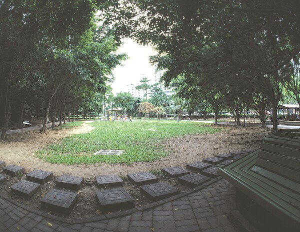 登頂眺望象山,臺北盆地的地景幾乎一覽無遺,是近山民眾假日休閒舒緩身心的綠色地帶,很適合全家來活動,享受戶外綠林悠閒時光的好去處。(圖/資料照片)