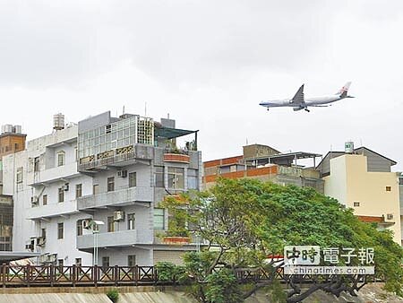 桃園市長鄭文燦22日宣布,已和交通部達成桃園航空城不分蛋白、蛋黃區都採「全區聽證」的共識。(蔡依珍攝)