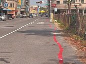 高雄臨時紅線歪七扭八　網友戲稱也是醉了