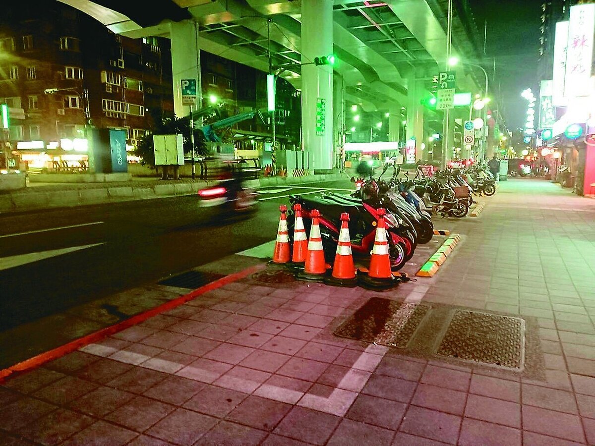 北市府推動「機車退出騎樓」，部分地區出現停車格標線塗銷不完整或辨識不清，導致民眾誤停遭開罰。圖／詹為元辦公室提供