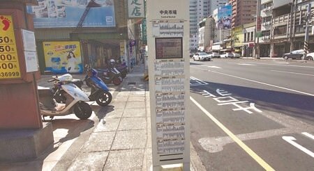 
台中市公車智慧型站牌建置進度緩慢，普及率竟僅有23.6％，市議員陳俞融批原本要便民卻成招民怨。（馮惠宜攝）
