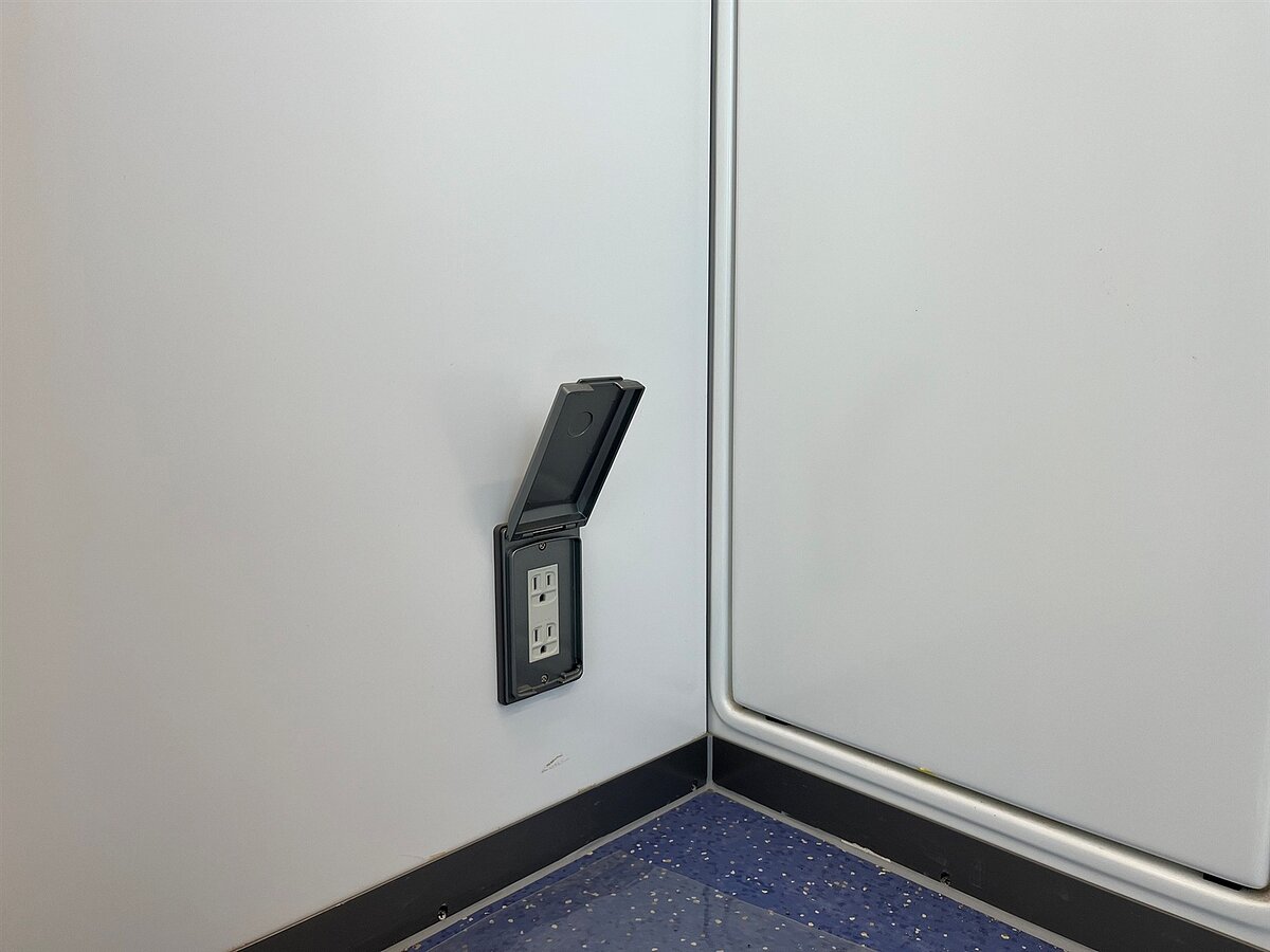 捷運局表示，三鶯線車廂內的插座是當列車在進行清潔作業時，提供給清潔機具插電所使用。圖／新北市捷運局提供

