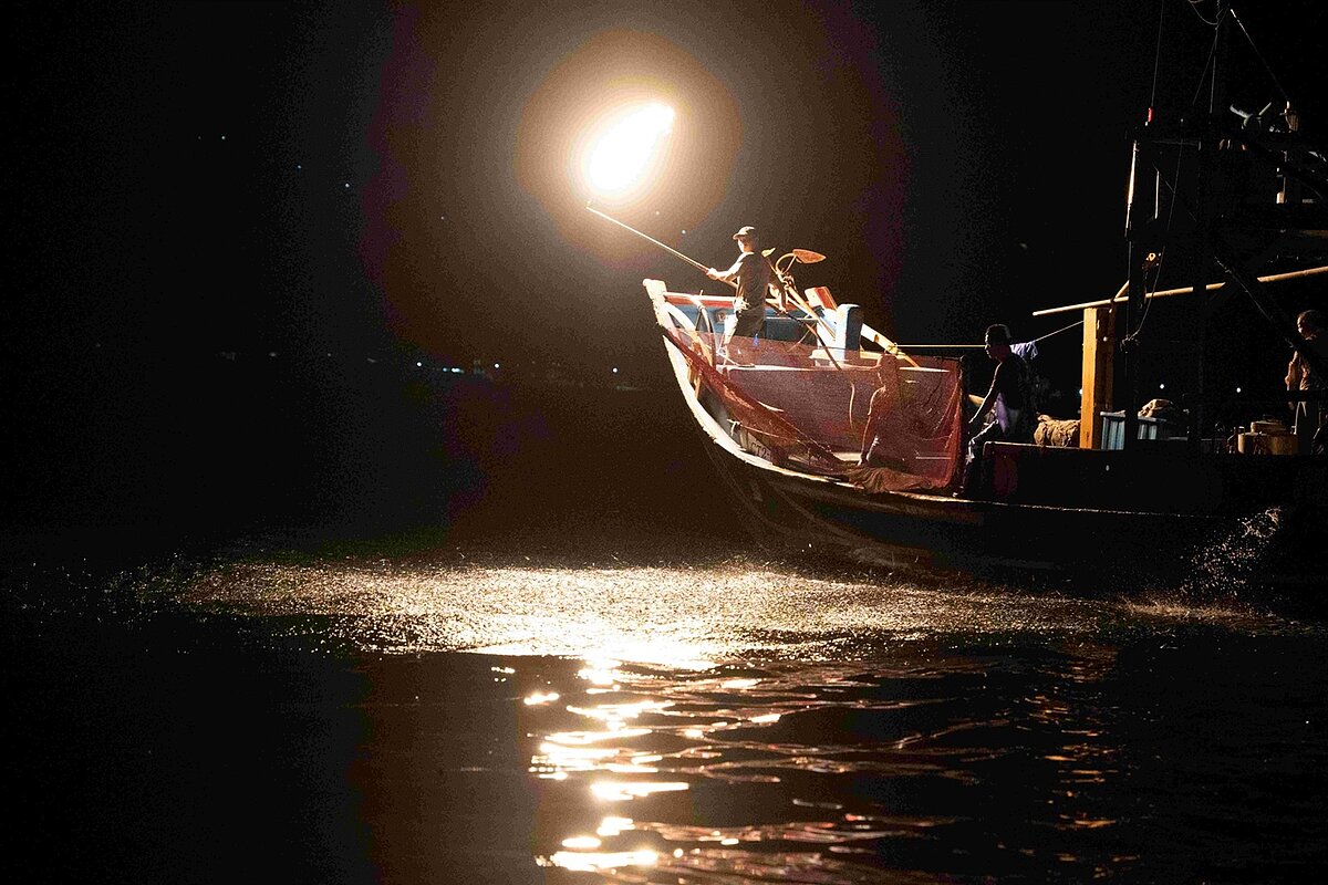 磺港社區「蹦火仔」磺火捕魚。圖／社區提供