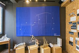 除了一樓展演空間外，二樓一半作為設計團隊的工作室，另一半也當成展演空間使用。牆壁上大張的藍圖就是無有為書店的設計藍圖。