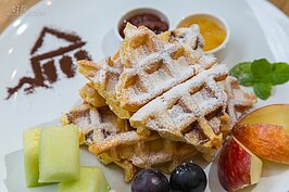 清爽的鬆餅加上季節水果，是店裡的人氣餐點。