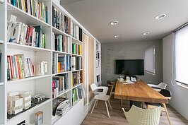 三樓私人生活空間，林憲忠特別縮小臥室讓客廳的空間加大。利用大片的落地窗引入光線，是林憲忠思考新設計的重要地方。