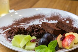 清爽巧克力布朗尼+脆米果巧酥+季節水果，喜歡巧克力口味的人別錯過。