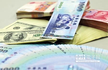 
新台幣兌美元升值，台灣的人壽保險公司因擴大國外投資金額，而使匯兌損失風險升高。圖／本報資料照片
 