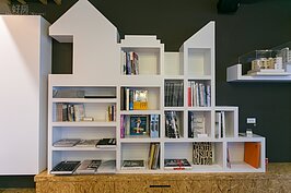 書櫃的外型就像是城市大樓的剪影，十分的特別。