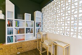 已經在街頭難以看到的水泥窗格成為店內設計的元素之一。