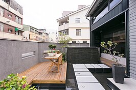 第一次進入無有為書店的客人，很難不以進入了豪宅之中。日式的庭院水流潺潺，具有鬧中取靜的意向。