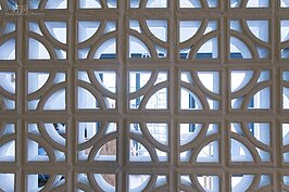 水泥花瓣簍空牆。