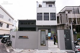 無有為書店隱身於台南東區住宅區中，外觀低調沒有什麼特別明顯的招牌，很容易讓人錯過。