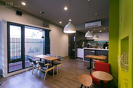 咖啡店空間位子不多，一副就是不以賺錢為主的調性。