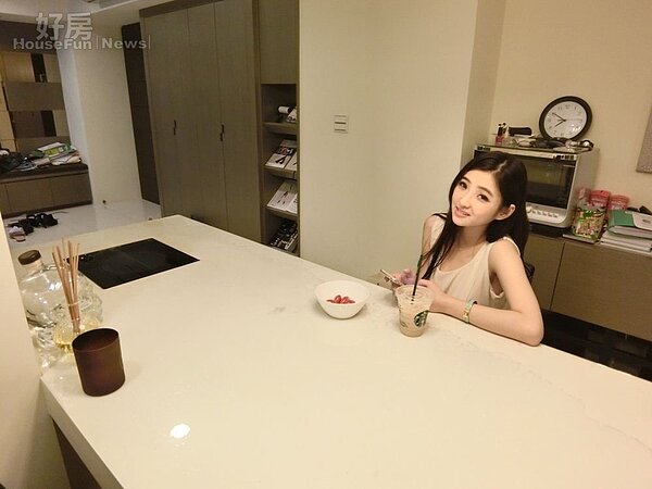 2.Charlene特別喜歡餐廳裡的超大餐桌,並表示會讓她下廚時特別起勁,且平時還能當成多功能工作桌。