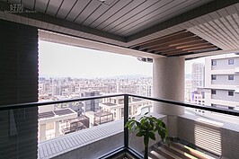 美式風格裝潢不僅著重於屋內的陳設，在屋外部分也是重點。以雙北這種寸土寸金的環境下是難以如美式獨棟房屋一樣擁有大片私人花園。
不過就算是在高樓的陽台，只要花點巧思一樣可以營造出一片綠意。以這個陽台而例，地板經過防水處理後，就可植栽草皮，並利用灌木盆栽打造出空中花園的意境。