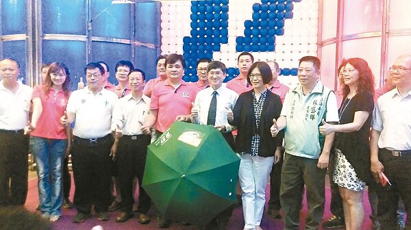 高市後驛商圈發展協進會,昨贈愛心傘給高捷公司。 記者蔡孟妤/攝影