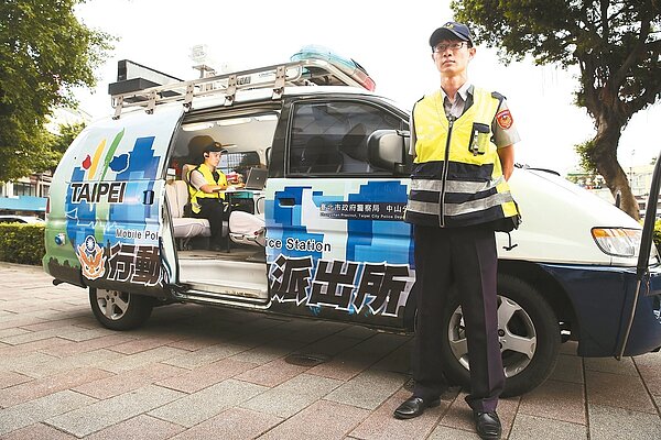 行動派出所1.0為原有交通事故處理車改裝,配備最新型電腦設備及受理報案系統,每台耗資約百萬元。 記者徐兆玄/攝影