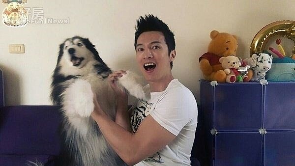3.陳奎很享受與愛犬的生活。