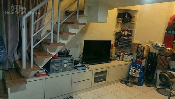 2.陳奎家的客廳以黑白色系為主,挑高五米使用空間大。