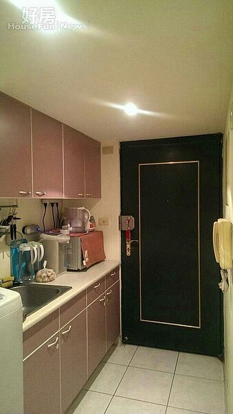 5.廚房小巧明亮,很符合單身的需求。