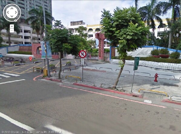 民眾質疑永平國小周邊紅線的規劃不良,導致家長在接送孩童時,被迫違規。