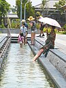 引來海洋深層水　足浴步道超夯