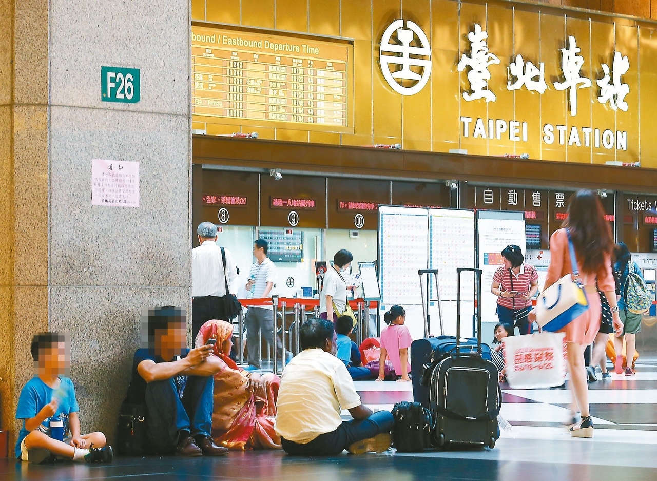台北車站撤除中島大廳柱子旁的座椅，昨天大廳內有不少旅客席地而坐。 記者王騰毅／攝影