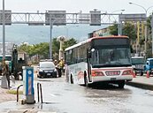 水管熱爆　「坑」公車　2千戶沒水