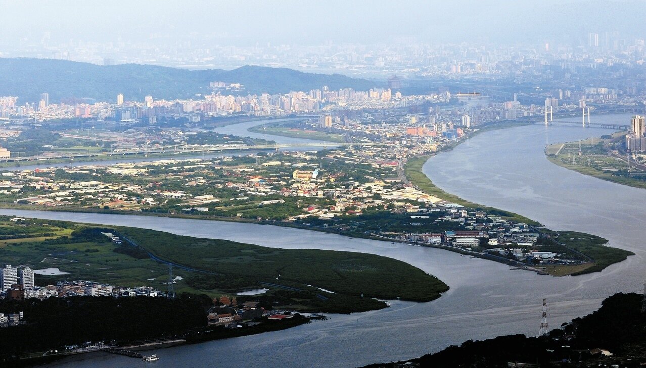 鳥瞰社子島(右支為淡水河,左支為基隆河)。 記者杜建重/攝影
