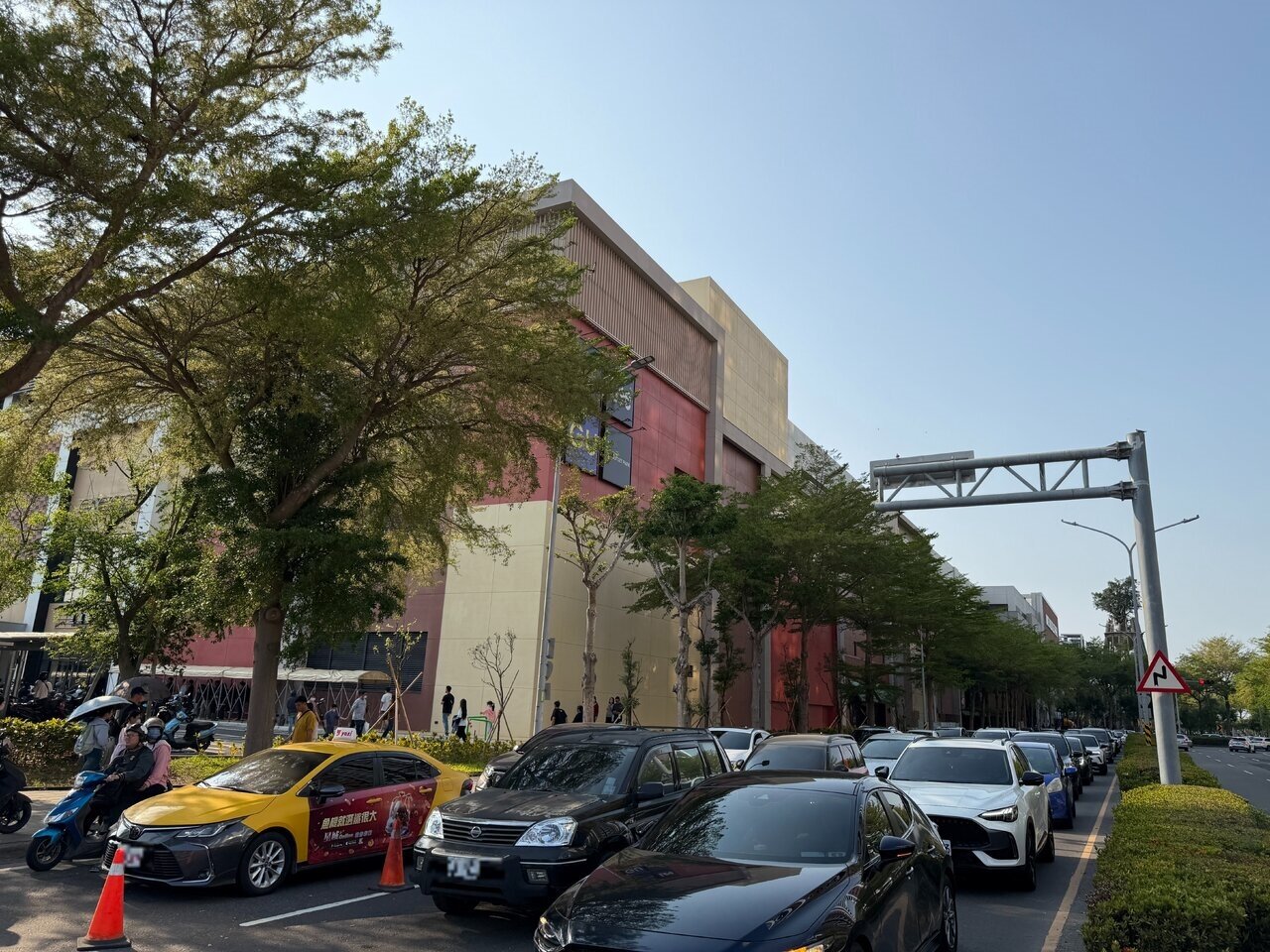 台南歸仁區高鐵站旁邊三井Outlet二期商場上周起營運，首個周末湧進大量人車，周邊塞車、大排長龍要駛入商場停車場。記者林伯驊／攝影 