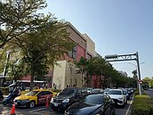 台南三井二期開幕熱潮　交通瀕超載