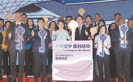 
台中國際會展中心23日舉行開幕典禮，市長盧秀燕（前排左三）與外貿協會董事長黃志芳（前排左四）等貴賓共同見證。（馮惠宜攝）
