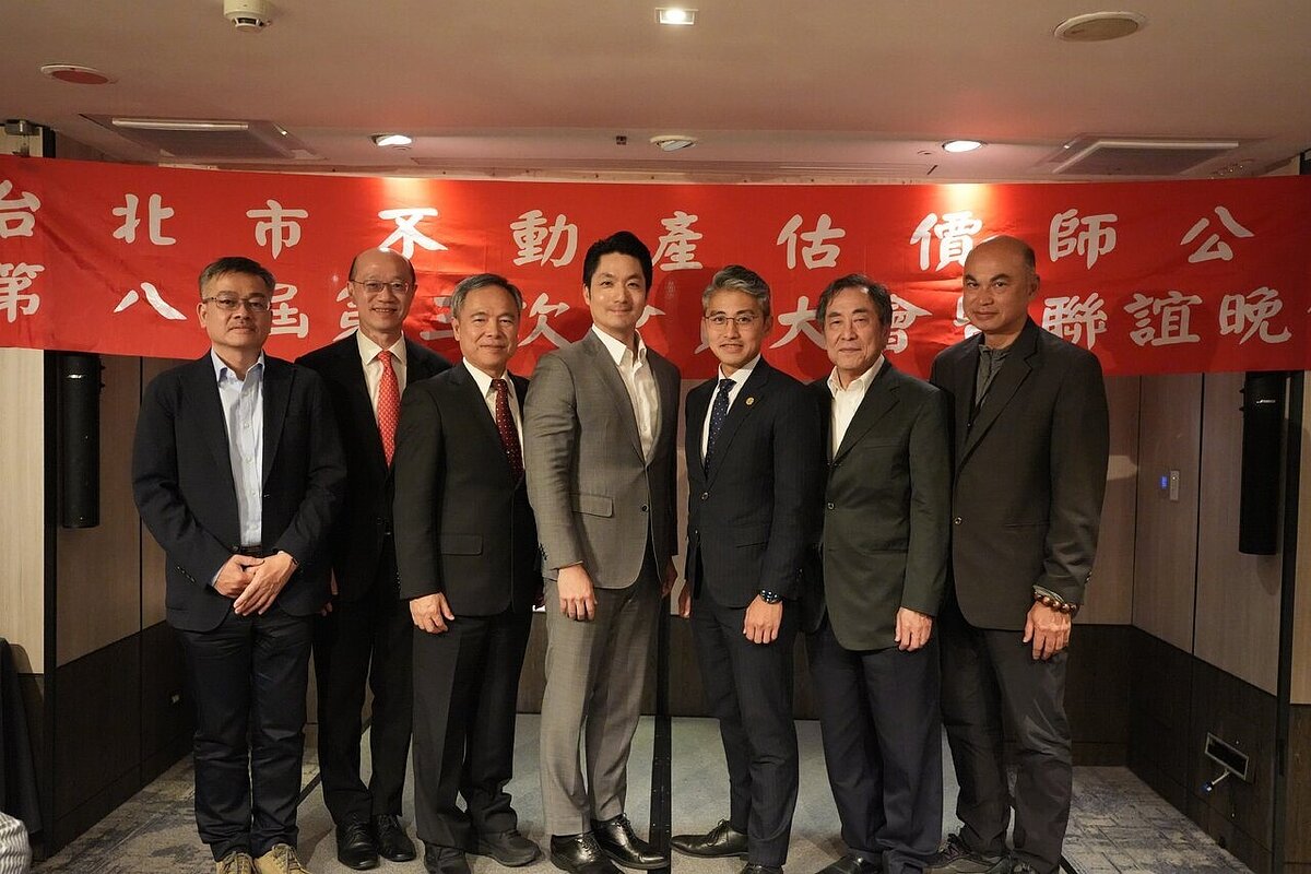 臺北市不動產估價師公會舉辦會員大會暨晚宴，台北市長蔣萬安（中）親臨會場。臺北市不動產估價師公會／提供