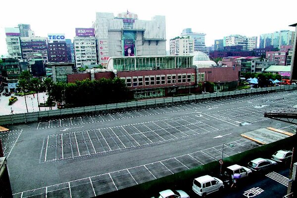 停車格每小時計費，累積起來也是不小的開銷（圖為微風停車場／好房資料中心）