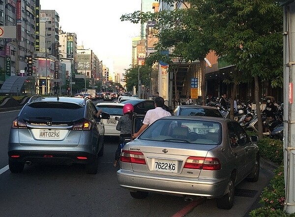 併排停車7月1日起將加重罰則。 記者劉星君/攝影