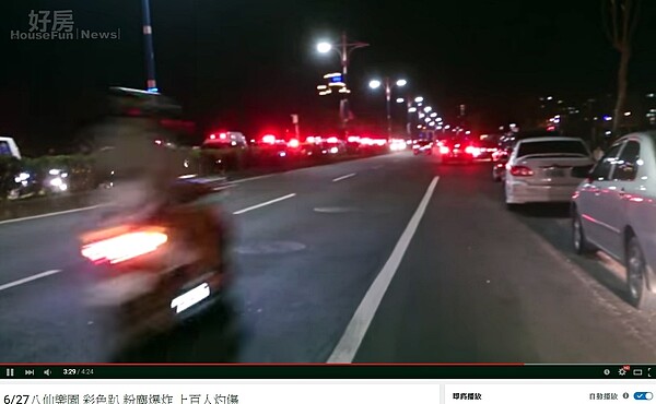 八里往八仙樂園的道路上塞滿救護車(翻攝Youtube粉塵爆炸當日)