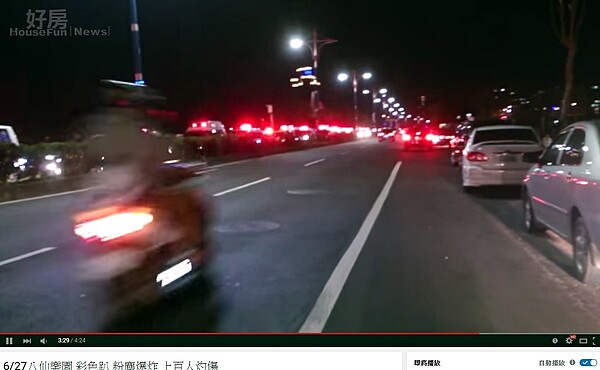 八里往八仙樂園的道路上塞滿救護車（翻攝Youtube粉塵爆炸當日）